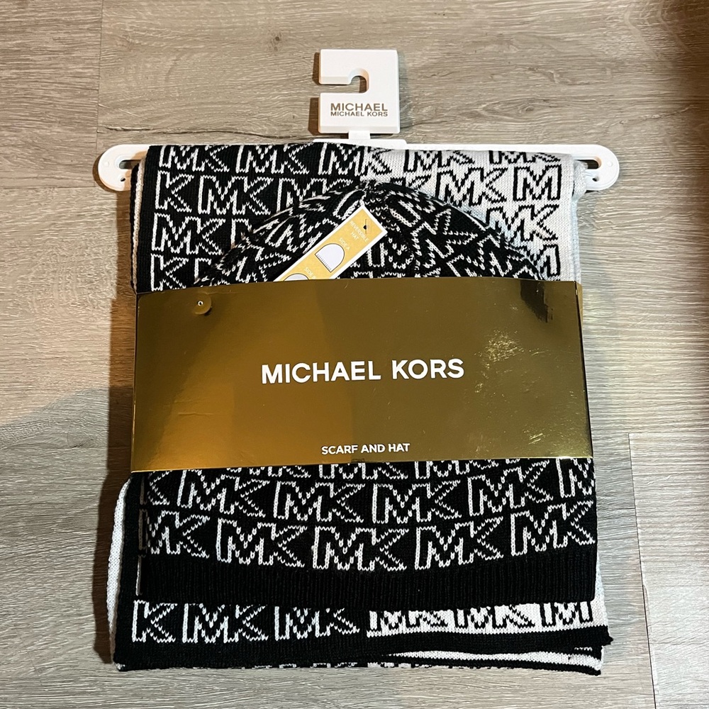 MICHAEL KORS  SCARF AND HAT SET ( REVERSIBLE)